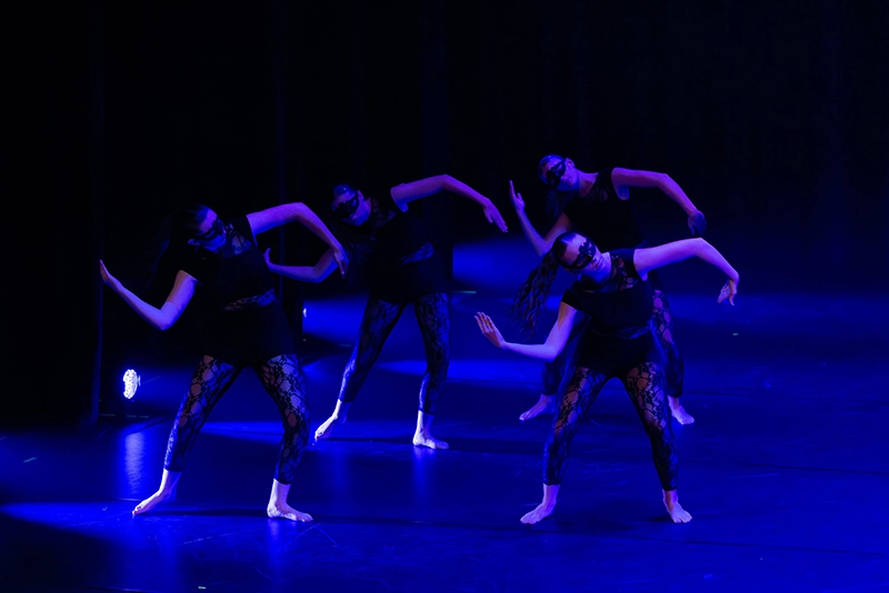 Danseuses Contemporaines sur scène d'Esprit Danse