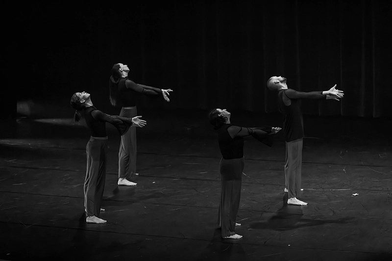 Adultes qui dansent dans une chorégraphie jazz dans l'association Esprit Danse Sainte Anne d'Auray